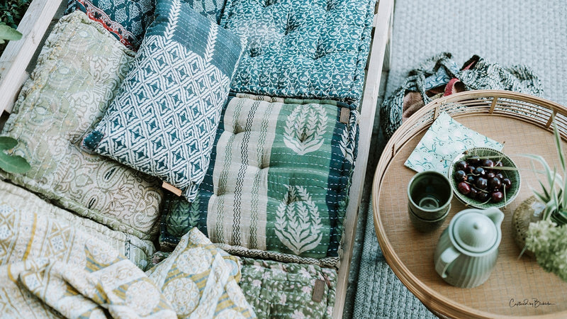 Vintage sari boxhynder i loungesofa lavet af bambus