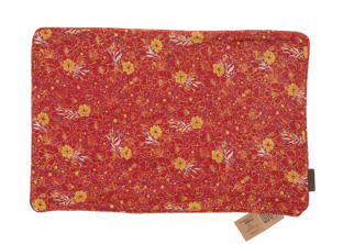 Einzigartiger Sari-Kissenbezug aus Seide mit rotem Grundton und kleinen goldfarbenen Blumenornamenten, orientalisches Boho-Vintage-Muster für ein 60x40 cm großes Kissen.