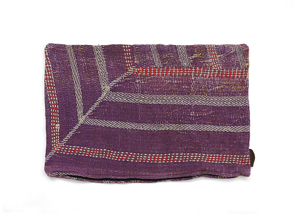 Dekorativt Sari Kantha pudebetræk i lilla nuancer med geometriske mønstre og subtile røde accenter. Perfekt tilføjelse for en farverig accent i din indretning. Størrelse: 60 x 40 cm.