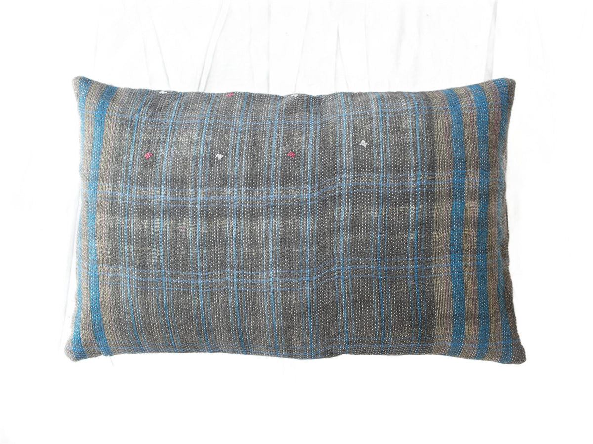 Sari pillowcase 60x40 in white/cream with black geometric pattern, stripes and small floral details - Indian boho vintage sari pillow upcycled unique pillows for sofa and bed