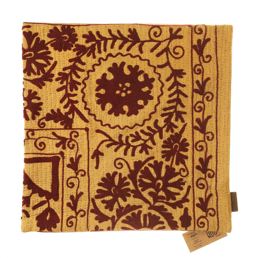 Suzani Kissenbezug 50x50 cm in Senfgelb mit dunkelbraunen Blumen und Arabesken, farbenfroher indischer Kissenbezug im ethnischen Boho-Oriental-Stil.