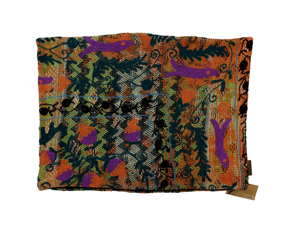 Farbenfroher Suzani-Kissenbezug mit indisch-sari-inspiriertem Patchwork in Orange, Lila, Grün und Schwarz mit gestickten Blumen und Wickelmustern