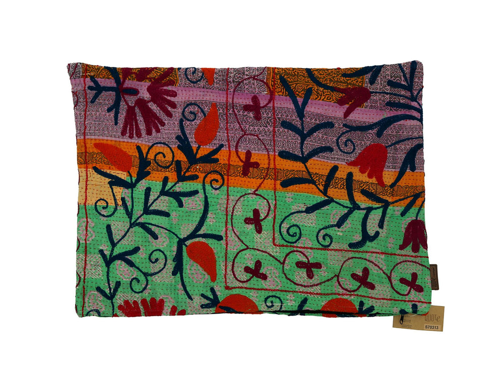 Farbenfroher, einzigartiger Kissenbezug im Bohème-Stil mit Vintage-Ethno-Flair, grünem Grundton, orangefarbenen Streifen und stilisierten roten und blauen Blumen und Blättern.