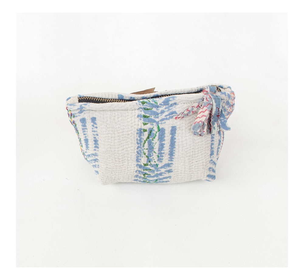 Hvid og blå mønstret bomuldspung med lynlås og kvastdetalje på hvid baggrund