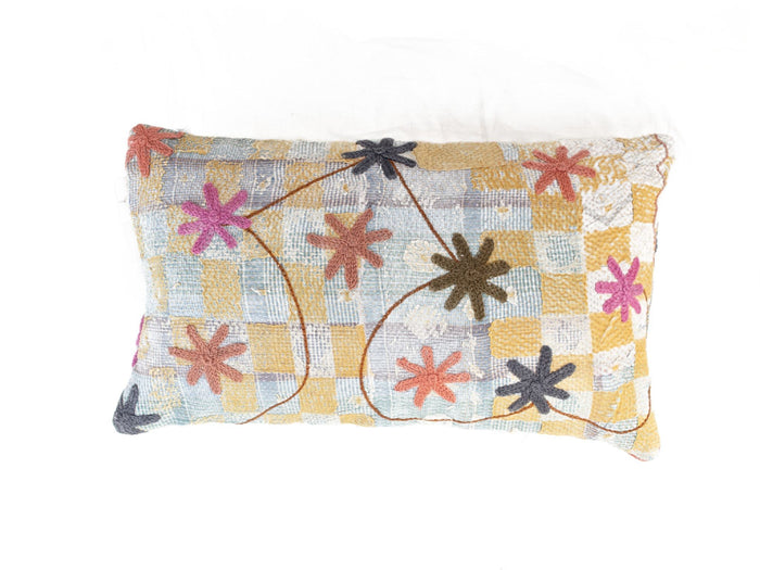 Suzani Kissenbezug 30x50 cm mit Patchwork in Hellblau und Senfgelb mit gestickten Blumensternen in Rosa, Orange und Dunkelgrau im Boho-Vintage-Oriental-Stil