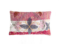 Einzigartiger Suzani-Kissenbezug 30x50 cm als Sari-Kissen mit orientalischem Muster in Weiß, Rosa und Burgunderrot sowie grauen und grünen Blättern und goldenen Ornamenten.