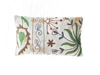 Suzani-Kissenbezug mit weißem Grund und Vintage-Bohemian-Stickerei in Grün-, Braun- und Dunkelblautönen mit aufwendigen ethnischen Motiven