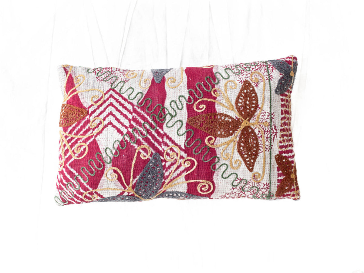 Einzigartiger Suzani-Kissenbezug (30 x 50 cm) im orientalischen Vintage-Stil mit weißem Grund, rosa Bordüren und Verzierungen in Grün, Gold und Braun.