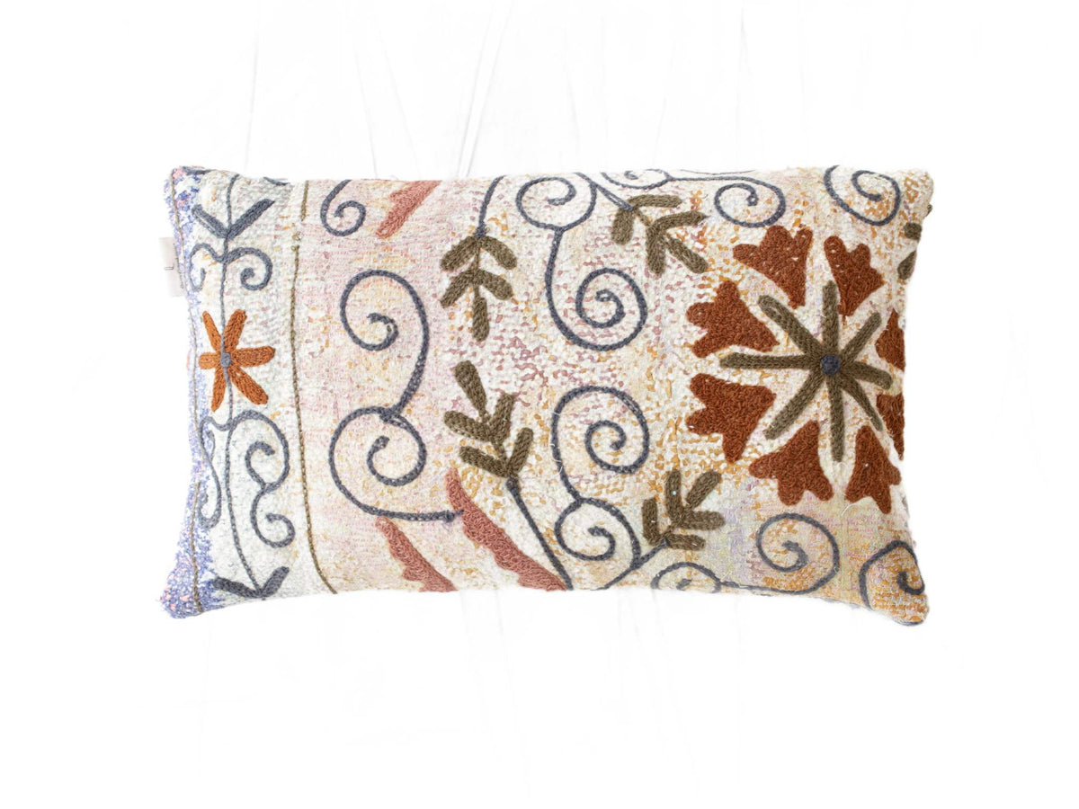 Einzigartiger Suzani-Kissenbezug (30 x 50 cm) in Cremeweiß mit farbenfroher Stickerei in marineblauen Wirbeln und braunen Blütenformen für ein Boho-Sari-Kissen im orientalischen Stil.