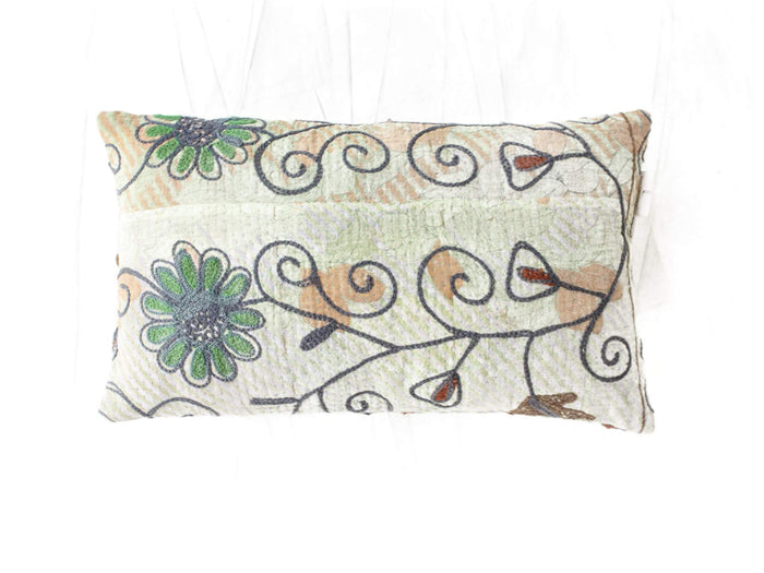 Suzani Kissenbezug 30x50 cm in Creme mit farbenfroher, bohemischer Vintage-Stickerei und geschwungenen Spiralmustern in Grün, Blau und Orange.