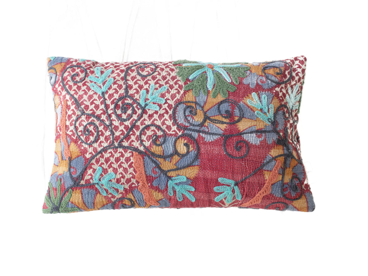 Suzani Kissenbezug 30x50 cm in Bordeauxrot mit Sari-Kissenmuster und orientalischer Vintage-Stickerei in blauen Konturen, türkisfarbenen und orangen Details