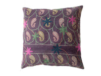 Einzigartiger Suzani-Kissenbezug 50x50 cm in Dunkelviolett mit geschwungenen Mustern und gestickten Blumen in Rosa, Grün und Beige, orientalischer Boho-Vintage-Stil.