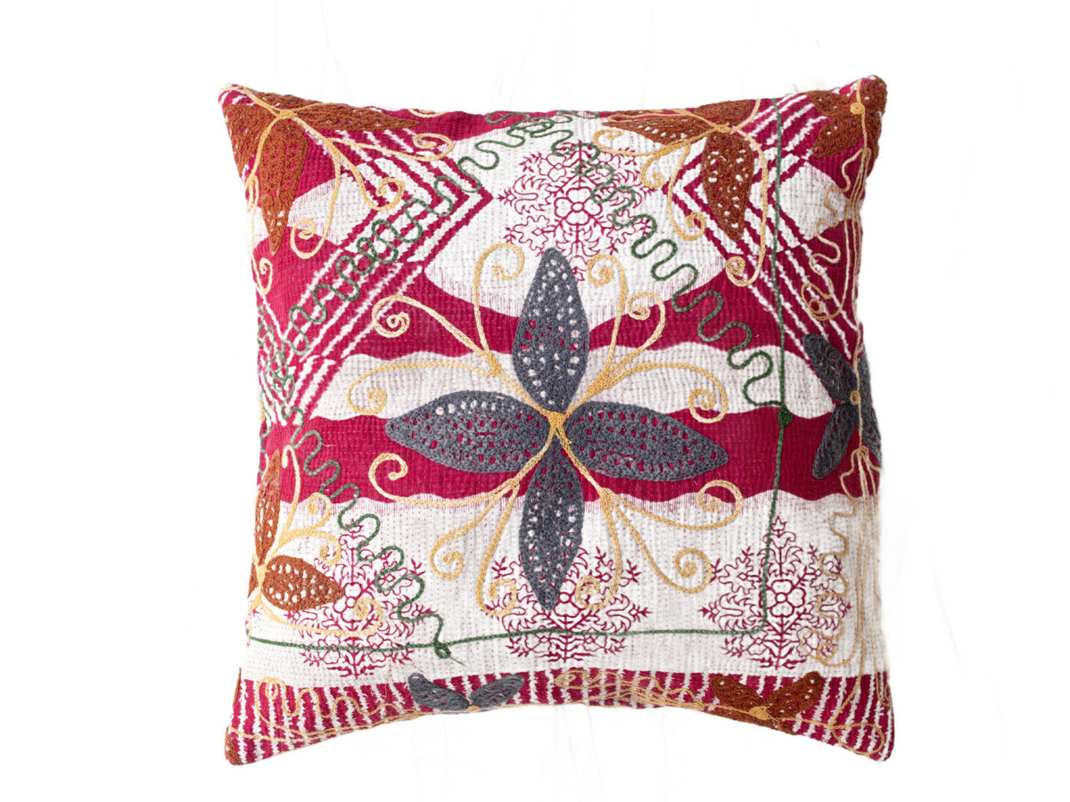 Suzani cushion cover 50x50 cm with oriental boho pattern in white and burgundy as well as embroidered bird shapes in green and dark gray shades and brown fringes