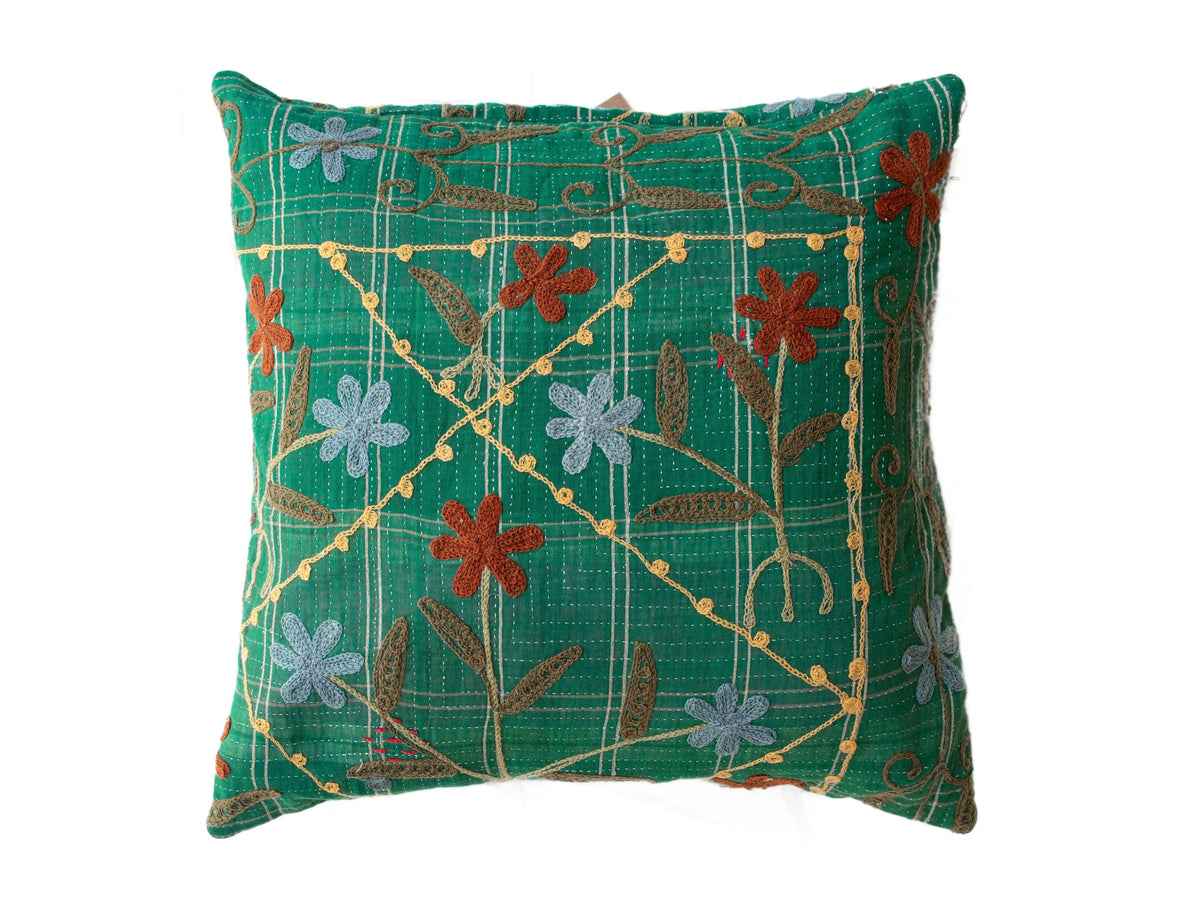 Suzani Kissenbezug 50x50 cm in Dunkelgrün mit gestickten Blumen in Grau, Kastanienbraun und Ocker im orientalischen Boho-Vintage-Stil