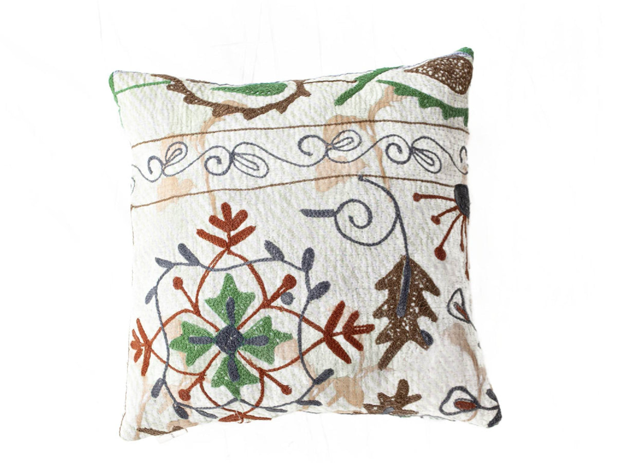 Einzigartiger Suzani-Kissenbezug 50x50 cm in Creme mit gestickten orientalischen Blumengirlanden in Grün, Braun und Dunkelblau im Bohemian-Boho-Stil