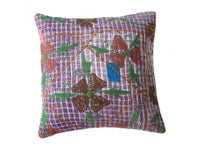 Einzigartiger Suzani-Kissenbezug 50x50 cm in Lila mit farbenfrohen orientalischen Vintage-Motiven in Grün, Braun und Blau sowie geschwungenen Blumenformen.