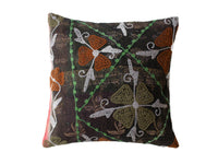 Einzigartiger Suzani-Kissenbezug 50x50 cm in Dunkelbraun mit gestickten Ranken in Orange, Grün und Grau sowie weißen Ranken, im bohemischen Ethno-Stil