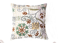 Einzigartiger Suzani-Kissenbezug 50x50 cm mit weißem Grund und farbenfroher Stickerei aus Spiralen, Blättern und Blüten in Grün, Lila und Braun – Boho-Kissen