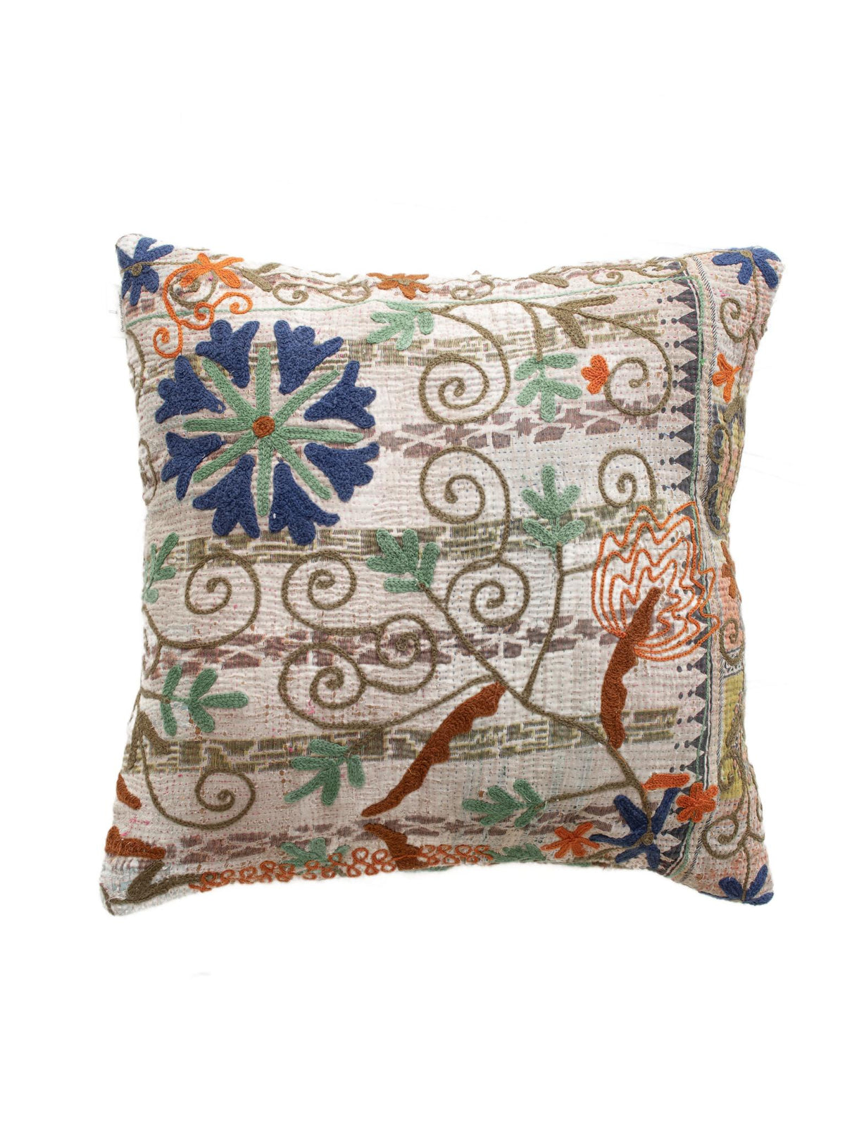 Einzigartiger Boho-Suzani-Kissenbezug 50x50 cm in Cremeweiß mit farbenfrohem Blumenmuster in Marineblau, Grün und Orange sowie geschwungenen Zierelementen.