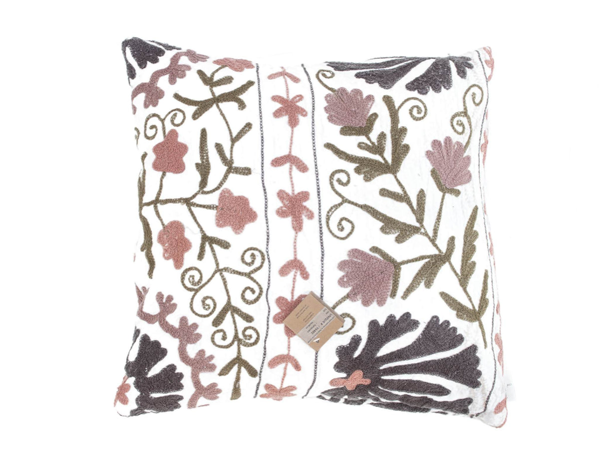 50x50 Suzani Kissenbezug mit weißem Grund und gestickten Blumen sowie Tragegurt in Altrosa, Olivgrün und Dunkelgrau für einen Boho-Vintage-Look.
