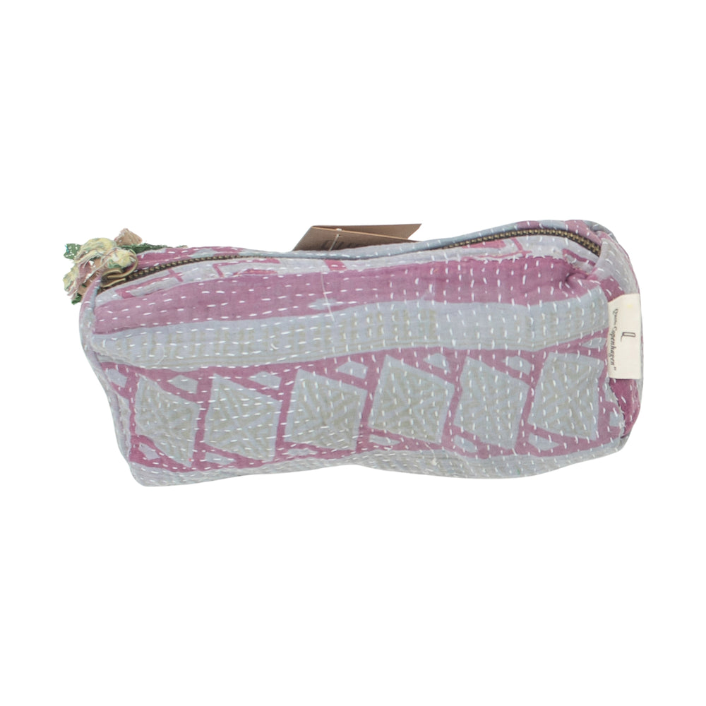 Fine Q Pouch Large, 17 × 12 cm, in grey and pink with a zip and a geometric pattern.